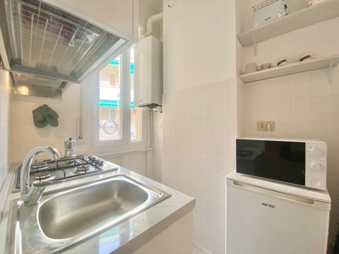 Kitchen or kitchenette, minibar, stove