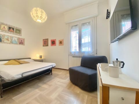 Bed, TV and multimedia, Living room, Photo of the whole room, Bedroom, hair dresser