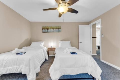 Bed, Photo of the whole room, Bedroom, fireplace