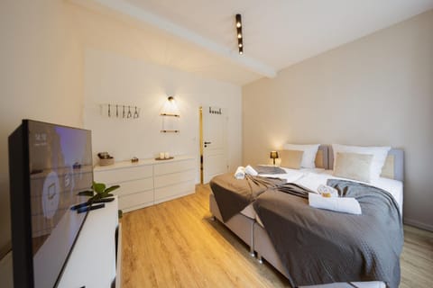 Bed, TV and multimedia, Photo of the whole room, Bedroom, wardrobe