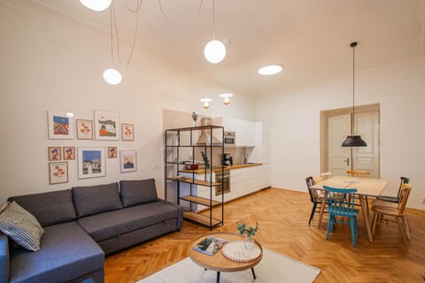Kitchen or kitchenette, Living room, Seating area, Dining area