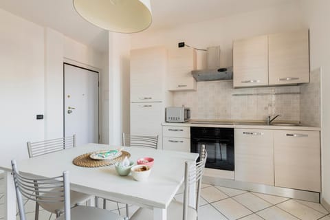 Photo of the whole room, Dining area, kitchen