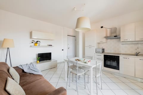 Photo of the whole room, Dining area, kitchen