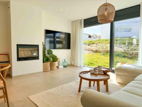 Garden, TV and multimedia, Living room, Garden view