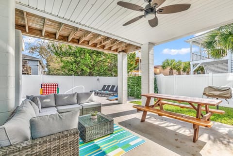 HeatedPoolOasis, 2MinsWalkToBeach, BeachGear House in Garden City