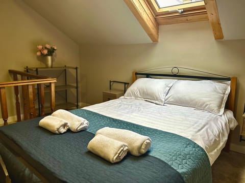 Bed, Bedroom, heating, heating, towels, air conditioner