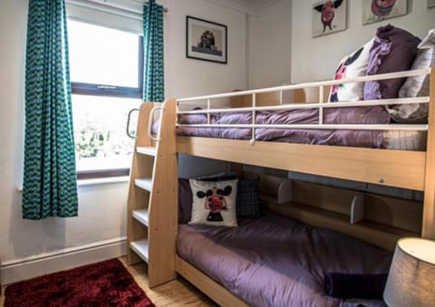 Bedroom, bunk bed