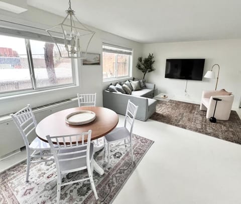 Crystal City Boutique Flats - Free Parking 2878 Apartment in Crystal City