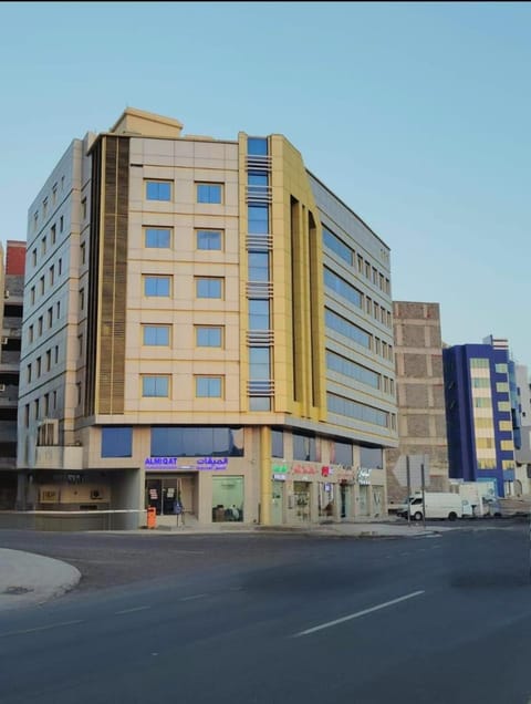 Property building, Day, Neighbourhood, City view, Street view, Location, Parking
