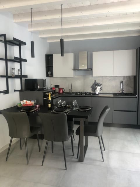 Kitchen or kitchenette, Dining area, minibar, stove, kitchen