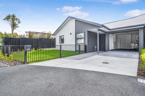 Property building, Day, Street view, Parking