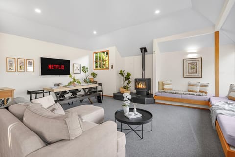 TV and multimedia, Living room, Seating area, Dining area, fireplace, air conditioner