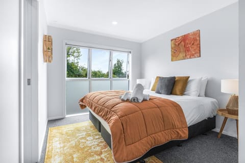 Bed, Bedroom, towels, towels