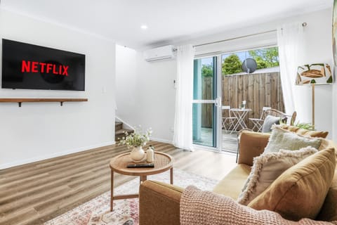 TV and multimedia, Seating area, heating, heating, air conditioner, air conditioner