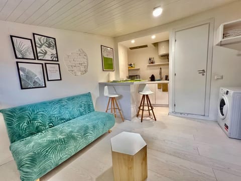 Kitchen or kitchenette, Living room, Seating area, Dining area, minibar, pet friendly, stove