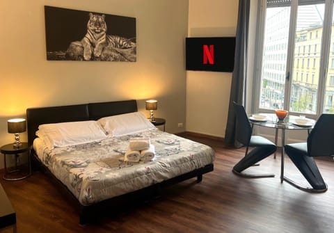 Bed, TV and multimedia, Bedroom