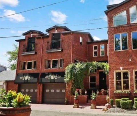 Part of Mini-Mansion, private, 3 story Lake Erie views Villa in Luna Pier