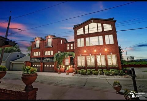 Part of Mini-Mansion, private, 3 story Lake Erie views Villa in Luna Pier