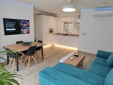 TV and multimedia, Kitchen or kitchenette, Living room, Seating area, Dining area, pet friendly, stove, air conditioner