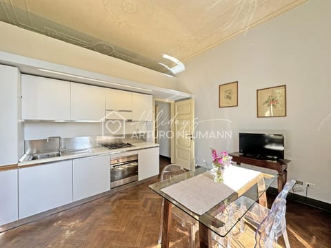 TV and multimedia, Kitchen or kitchenette, Living room, Seating area, Dining area, dishwasher, oven, stove