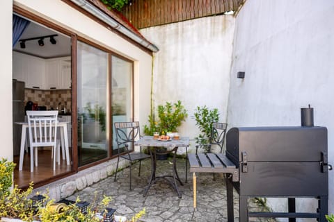 Patio, Day, BBQ facilities, Balcony/Terrace, Seating area