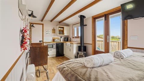 Property building, Bed, Dining area, fireplace, kitchen