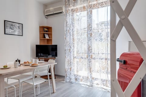 TV and multimedia, Living room, Seating area, Dining area, air conditioner