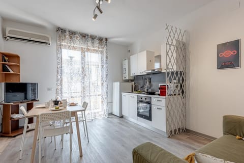 TV and multimedia, Kitchen or kitchenette, Living room, Dining area, oven, stove, air conditioner