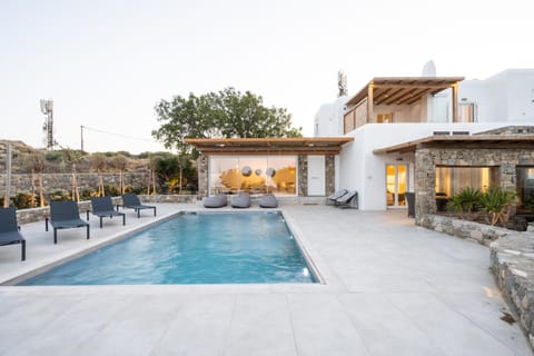 Property building, Day, Swimming pool, sunbed