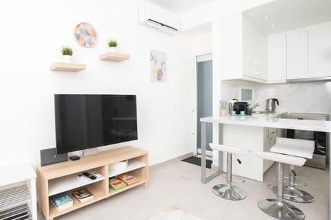 TV and multimedia, Kitchen or kitchenette, Dining area, hair dresser, oven, air conditioner