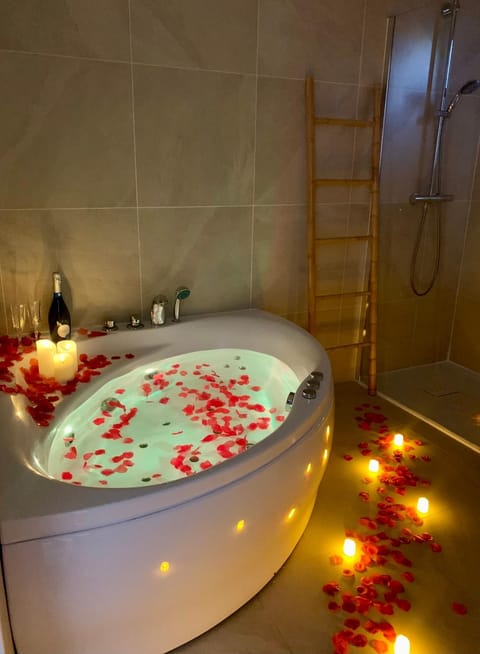 Provensa - love room avec balneo et terrasse avec vue Apartment in Pertuis