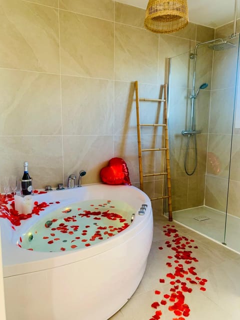 Provensa - love room avec balneo et terrasse avec vue Apartment in Pertuis