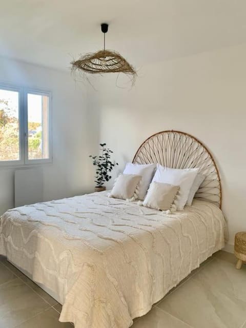 Provensa - love room avec balneo et terrasse avec vue Apartment in Pertuis