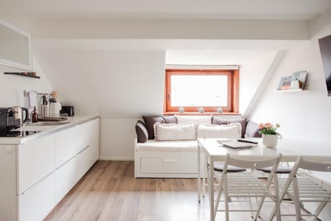 Kitchen or kitchenette, Living room, Seating area, Dining area