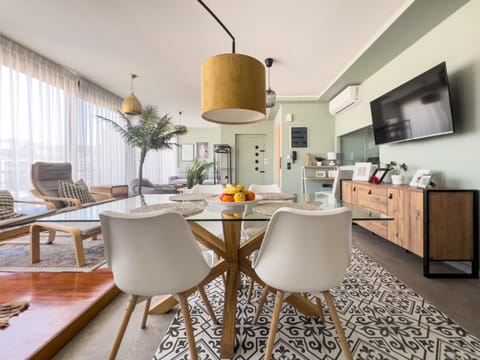 TV and multimedia, Living room, Seating area, Dining area