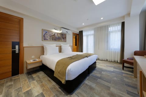 Bed, Photo of the whole room, Decorative detail