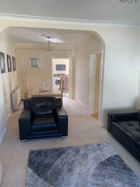 High Road, Stevenston, 15 minutes drive to Troon Villa in England