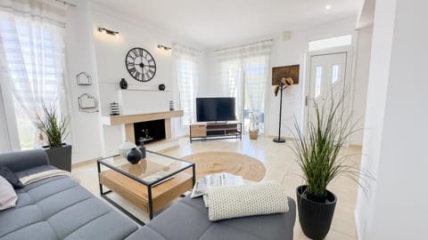 TV and multimedia, Living room, Seating area, Evening entertainment, air conditioner