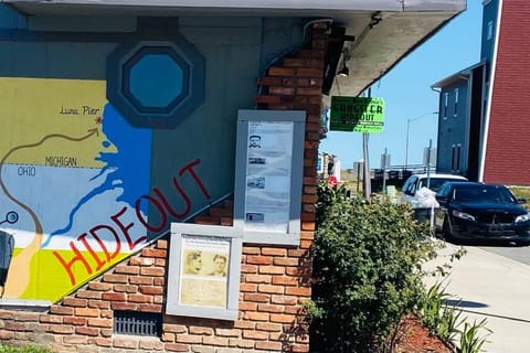 Actual Pretty Boy Floyd's Hideout - Lake Erie, MI Apartment in Luna Pier