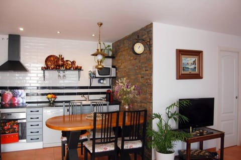 Kitchen or kitchenette, Dining area, minibar, pet friendly, stove
