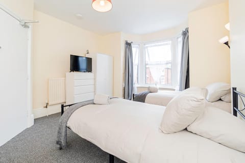 Shirley House 5, Guest House, Self Catering, Self Check in with smart locks, use of Fully Equipped Kitchen, close to City Centre, Ideal for Longer Stays and Fawley contractors Bed and Breakfast in Southampton