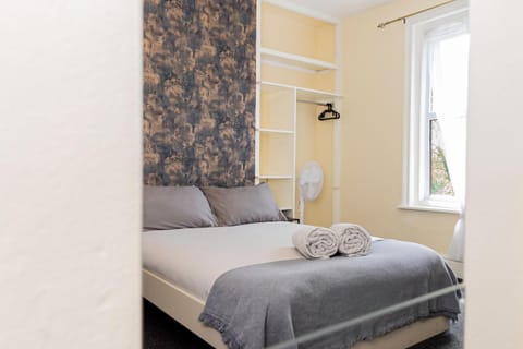 Shirley House 5, Guest House, Self Catering, Self Check in with smart locks, use of Fully Equipped Kitchen, close to City Centre, Ideal for Longer Stays and Fawley contractors Bed and Breakfast in Southampton