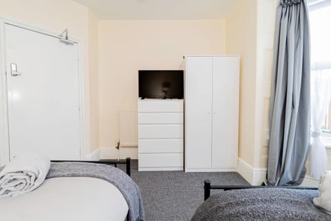 Shirley House 5, Guest House, Self Catering, Self Check in with smart locks, use of Fully Equipped Kitchen, close to City Centre, Ideal for Longer Stays and Fawley contractors Bed and Breakfast in Southampton