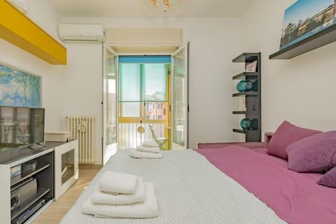 Bed, TV and multimedia, Living room, Photo of the whole room, Seating area, Bedroom, air conditioner