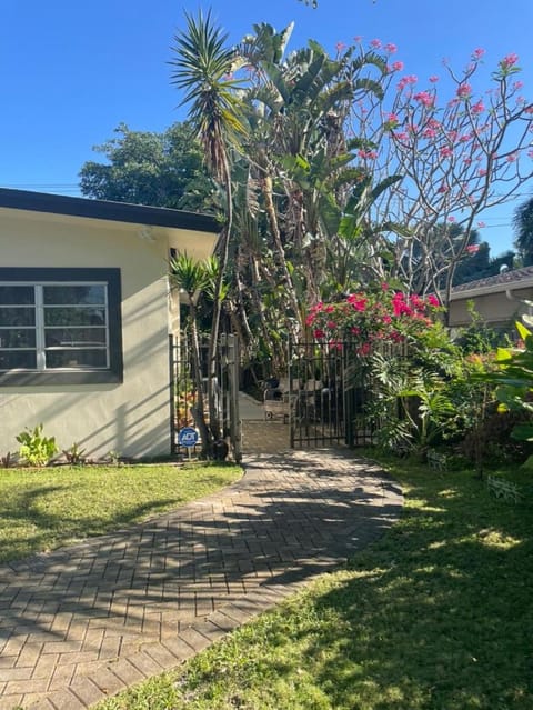 Tropical Classic Retro Florida, Private 2 bedroom Suite with Best Location Apartment in Wilton Manors