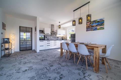 Kitchen or kitchenette, Dining area