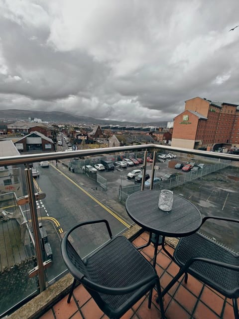 2BR Mountain View City Centre Apartment in Belfast