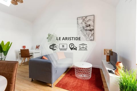 Communal lounge/ TV room, Living room, Seating area