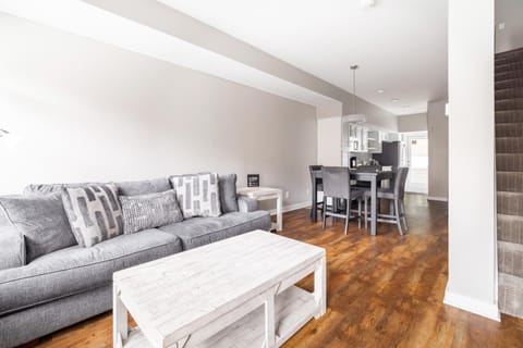 Kitchen or kitchenette, Living room, Seating area, Dining area