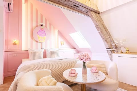 Bed, Photo of the whole room, Seating area, Dining area, air conditioner